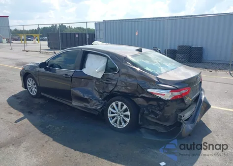 2020 Toyota Camry Le z USA, uszkodzony, nr VIN 4T1C11AK7LU889386